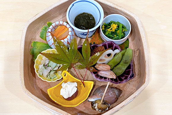 石臼で粗挽きにし、店主自ら手打ちした蕎麦を心ゆくまで愉しむ