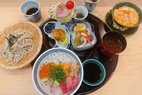 旬の素材を活かした8品と手打ち蕎麦を堪能できるコースが魅力